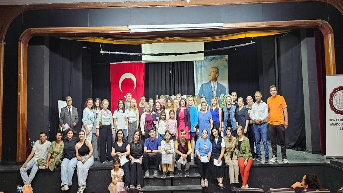 KONAK HÜRRİYET ANADOLU LİSESİ OKUL TİYATROSU SERGİLENDİ